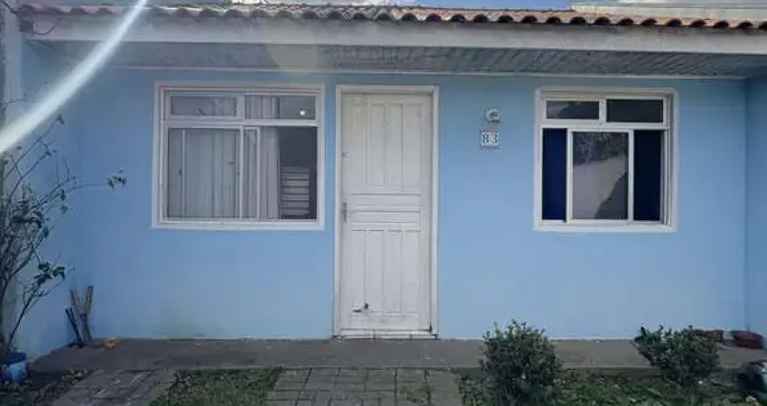 Casa em condomínio no bairro Estados com quintal e 2 quartos