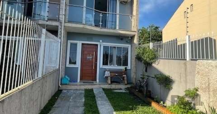 Ótimo sobrado semi mobiliado em localização privilegiada com duas suítes a do casal com sacada com linda vista, living 2 ambientes, lavabo, amplo terraço com vista para o Guaíba, cozinha, churrasqueir