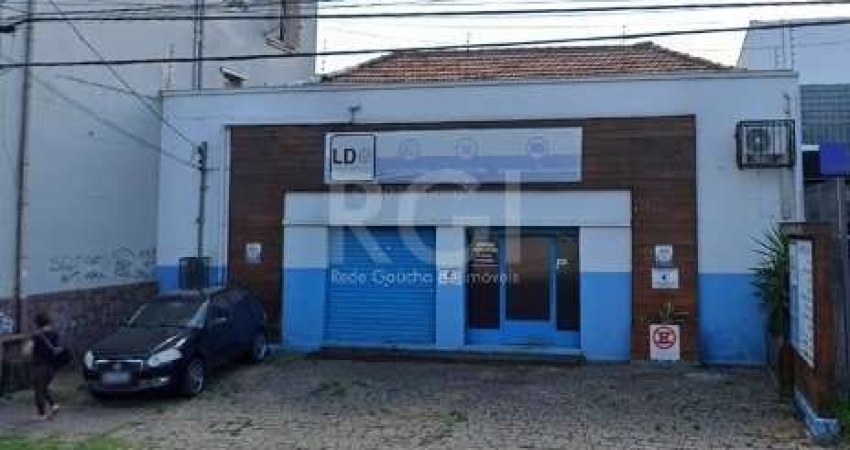 Prédio situada no Bairro Navegantes, com um terreno de 12,80m por 11,00m, em uma localização privilegiada e com quatro vagas de estacionamento disponíveis na frente do estabelecimento. Conta com duas 