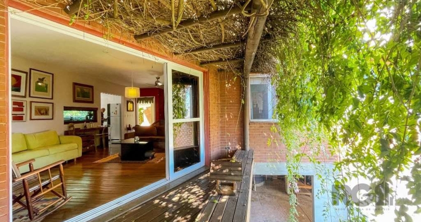 Casa para quem gosta de sossego,  natureza e vista privilegiada!&lt;BR&gt;Terreno de 534 m2, casa com 193 m2 com dois quartos, garagem coberta para um carro, um banheiro com ofurô (possibilidade de tr