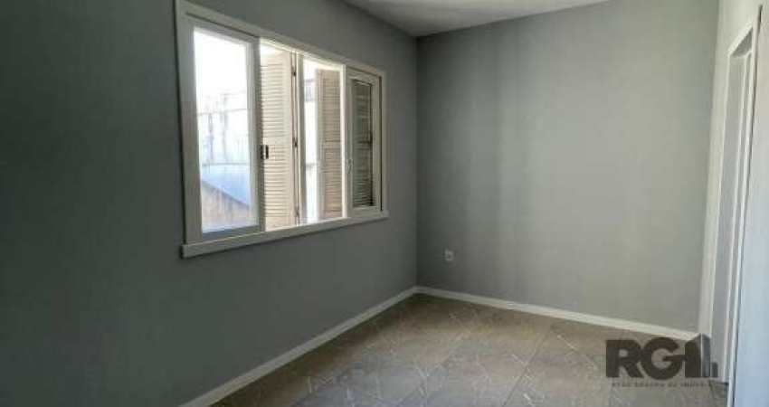 JK reformado à venda no Bairro Bom Fim em Porto Alegre. Sala/quarto, cozinha e banheiro separados. 2 lances de escada. Condomínio localizado a meia quadra da Avenida Oswaldo Aranha e próximo a todos r
