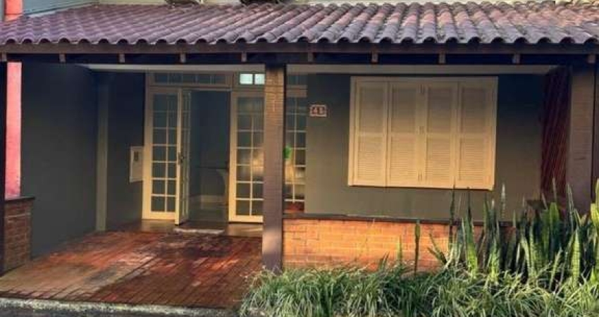 Ótima casa, com 2 dormitórios, 1 banheiro, pátio com churrasqueira, 1 vaga de estacionamento e área privativa de 122.08m². Localizada no Conjunto Residencial Leblon II, em um condomínio com portaria 2