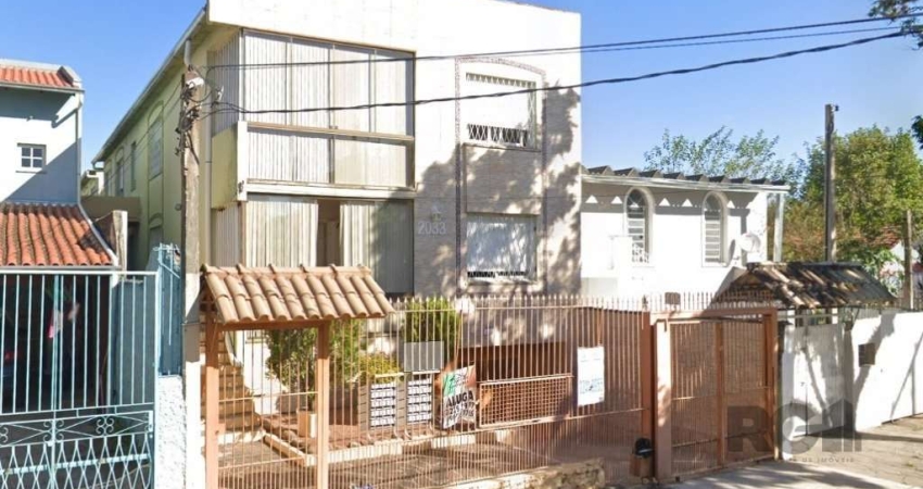 Excelente apartamento 2 dormitórios, amplo, térreo, 2 quadras da OTTO e apenas 3 minutos do Zaffari, excelente localização, prédio pequeno, seguro e calmo, excelente posição. &lt;BR&gt;&lt;BR&gt;Aceit