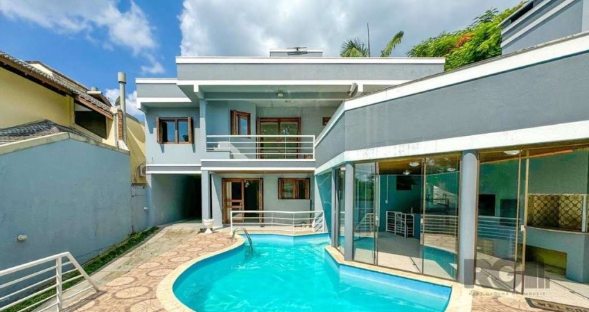 Apresento esta deslumbrante casa em condomínio, no coração de Agronomia, combinando luxo e elegância em cada detalhe.&lt;BR&gt;&lt;BR&gt;Com 4 suítes espaçosas, incluindo uma master com closet, sala d