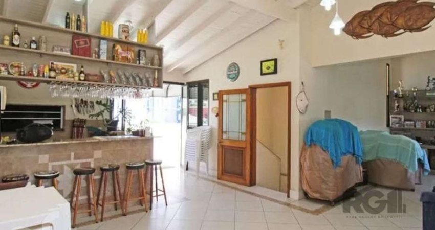 Casa no Bairro Partenon&lt;BR&gt;Deslumbrante casa de 320m², localizada no prestigiado Bairro Partenon, em Porto Alegre. Com 03 suítes, 02 banheiros sociais mobiliados, cozinha mobiliada, área de serv