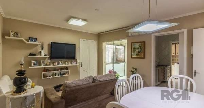 Vende-se apartamento 2 dormitórios amplos com vista, 2 vagas de garagem, banheiro social, living em 2 ambientes, copa e cozinha, sacada com churrasqueira, banheiro auxiliar, área de serviço separada..