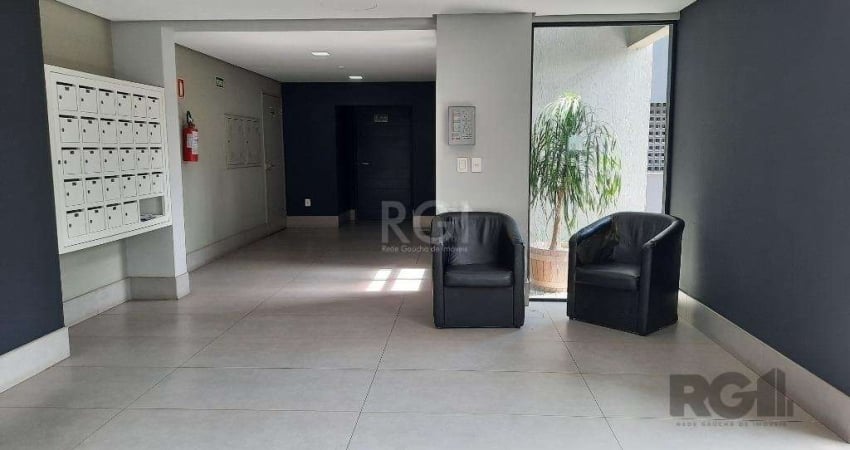 Apartamento de dois dormitórios, suíte e uma vaga de garagem.