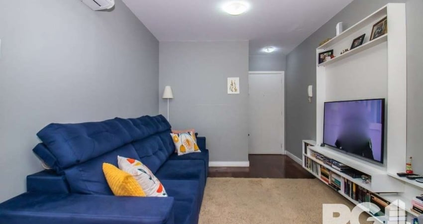 Apartamento 3 dormitórios 96m² privativos, e 2 vagas no Bairro Petrópolis. &lt;BR&gt;&lt;BR&gt;Belíssimo apartamento três dormitórios, reformado. &lt;BR&gt;Living para dois ambientes, cozinha planejad