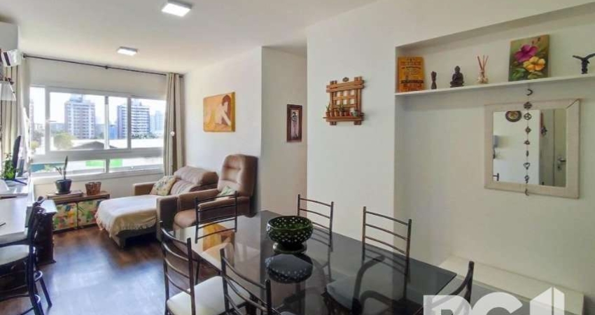 Este apartamento de 67m² privativos oferece 3 dormitórios, sendo um deles uma suíte. A sala de estar possui 2 ambientes, e a cozinha americana está integrada com a área de serviço, que conta com churr