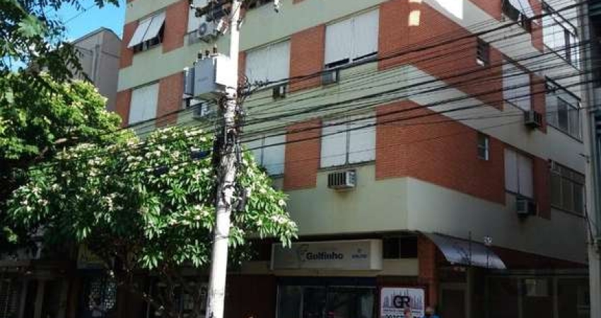 Ótimo e amplo apartamento no Moinhos de Vento, próximo da Rua Cel. Bordini, fundos, desocupado, com 87m² privativos, de 2 dormitórios e vaga. Possui sala ampla para 2 ambientes, lavabo, 2 dormitórios,