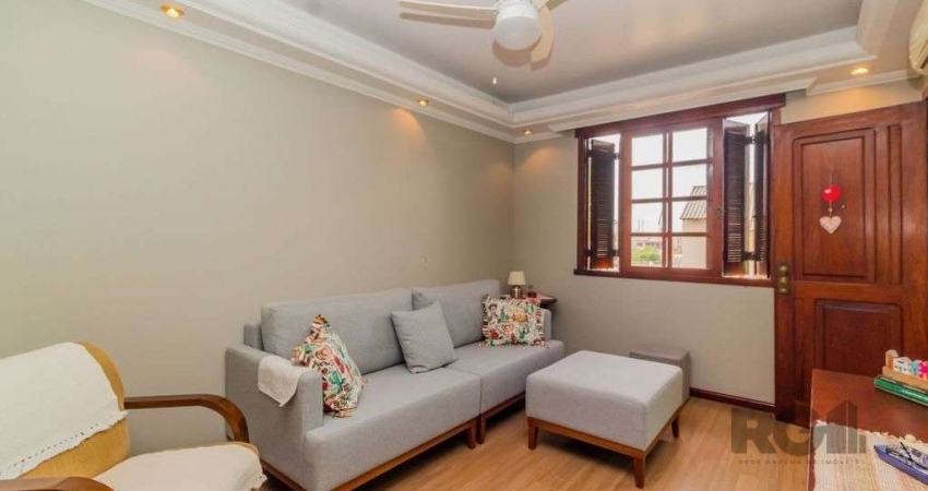 Maravilhosa Casa de 2 Pisos, conta com um amplo living, cozinha, 4 dormitórios (incluindo uma suíte com closet e sacadas), 3 banheiros e 2 áreas de serviço. O piso é laminado no living e nos dormitóri