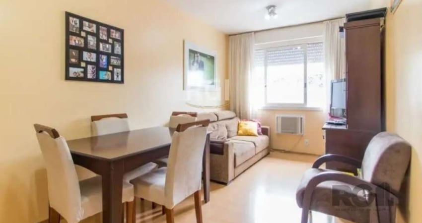 Apartamento no Bairro Passo da Areia - Oportunidade de Investimento!&lt;BR&gt;&lt;BR&gt;Vende-se apartamento de dois dormitórios, localizado no bairro Passo da Areia, com garagem, banheiro social, liv