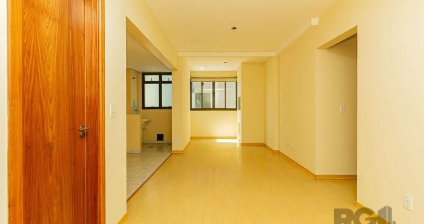 Oportunidade para você morar com sua família no bairro boêmio de Porto Alegre. Excelente apartamento de 2 dormitórios, com banheiro social e lavabo. O living é amplo e conta com churrasqueira, ideal p