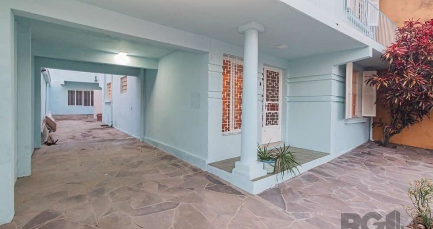 Descubra seu novo lar perfeito na charmosa cidade de Porto Alegre! Localizada na Rua São Francisco, 945, no encantador bairro de Santana, esta magnífica casa desocupada oferece uma combinação ideal de