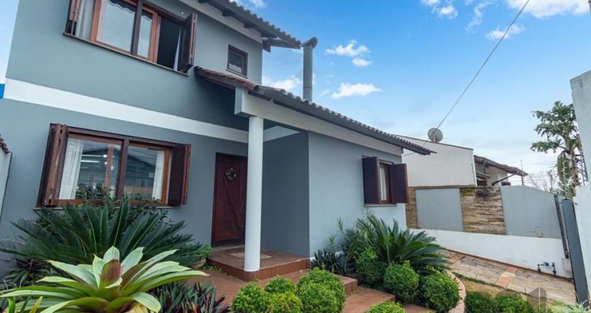 Imagine morar em um sobrado encantador, com 219,51m² de área privativa, em um terreno de 360m². Com 3 dormitórios na parte superior, e 1 suíte com closet e sacada para você e sua família terem um espa