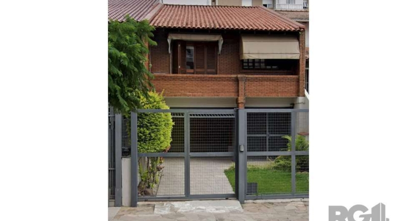 Esta encantadora casa em estilo sobrado é um verdadeiro achado para quem busca conforto e funcionalidade. Com um design moderno e bem distribuído, a residência possui dois dormitórios concluídos, ofer