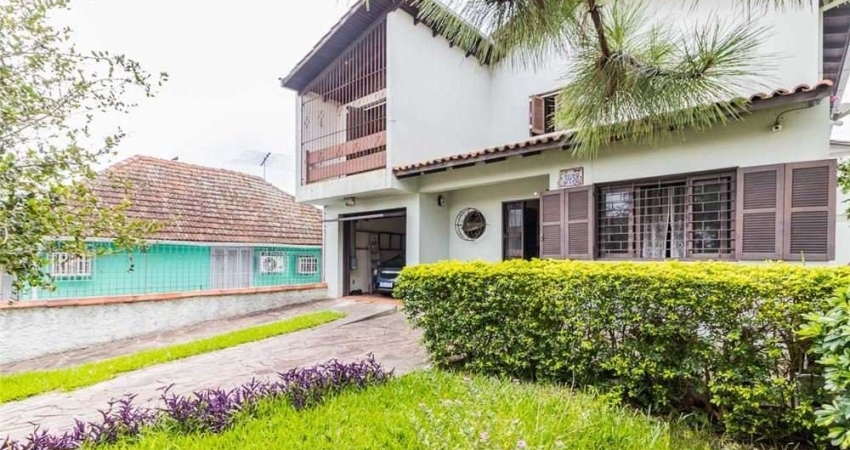 Localizado na Avenida Otto Niemeyer, em uma região de intenso tráfego de veículos, fazendo esquina com a Rua Gaurama, excelente oportunidade de investimento, são 313m² de área construída, distribuídos