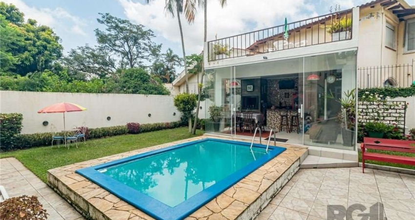 No suntuoso bairro Chácara das Pedras em Porto Alegre, esta casa em área nobre está localizada a 3 minutos do Shopping Iguatemi, na rua Estácio de Sá em frente à Praça Leandro Ferreira. Em região tran