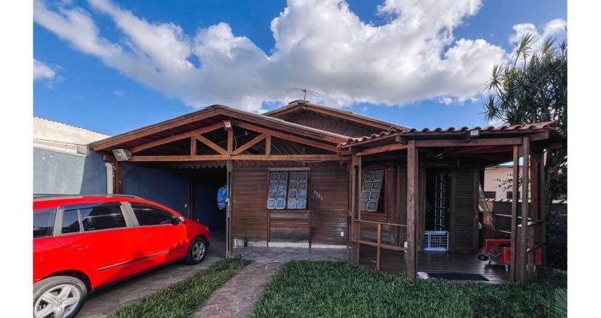 Terreno com área total de 484 metros quadrados, sendo 11 metros de largura e 44 metros de comprimento. Além disso, o terreno tem duas construções, uma casa mista com 100 m², com dois banheiros, dois q