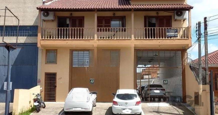 Casa à venda, com 700m² de área total e 3 dormitórios, om 2 dormitórios adicionais nos fundos. churrasqueira e a hidromassagem, sacada , também conta com uma área comercial, incluindo escritório, 2 a 
