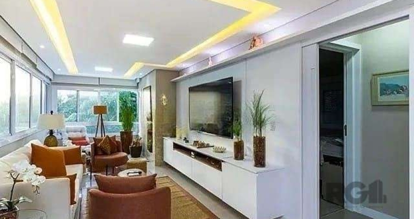 Apartamento de 83m² no bairro  Petrópolis, 2 dormitórios, ambos suítes,  lareira, churrasqueira integrada, Vaga Dupla Escriturada e Coberta, Espera para Split, Interfone.