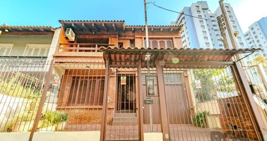 Casa com 243m2, desocupada, no bairro Menino Deus, 3 dormitórios (3 suítes), sacada, living, cozinha, churrasqueira e dependência de empregada, entre a Rua Gonçalves Dias e Av Érico Veríssimo, parte a