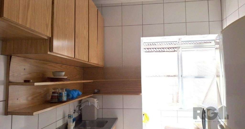 Apartamento semi-mobiliado, 1 dormitório, com armários na cozinha, banheiro e dormitório, além de geladeira e máquina de lavar. &lt;BR&gt;Descubra o charme e conforto deste incrível apartamento semi-m