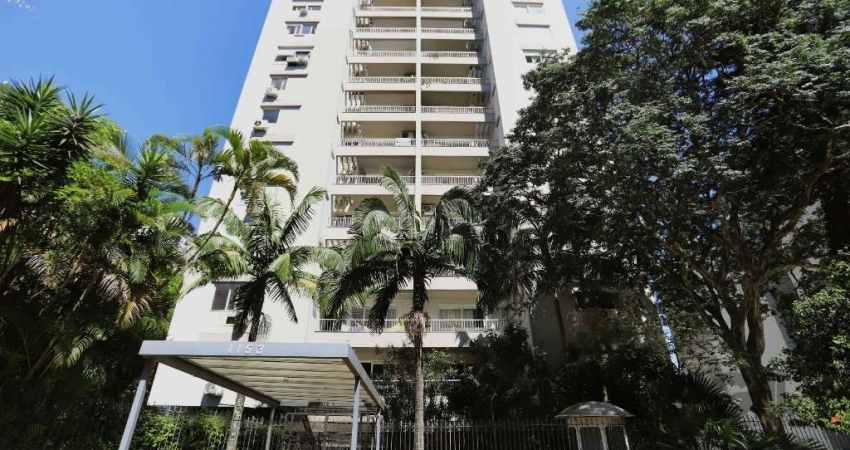 Oportunidade !!  Localização top no Moinhos de Vento ! 01 quadra do Parcão..&lt;BR&gt;Excelente apartamento ensolarado , 134m2 privativos,  com sacada , frente leste , andar alto e vista definida. 03 