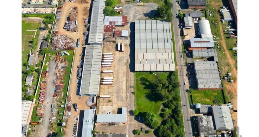 Estamos entusiasmados em apresentar uma incrível área industrial de 32.200m², ideal para o estabelecimento da sua empresa. Esta propriedade conta com uma série de características que garantem funciona