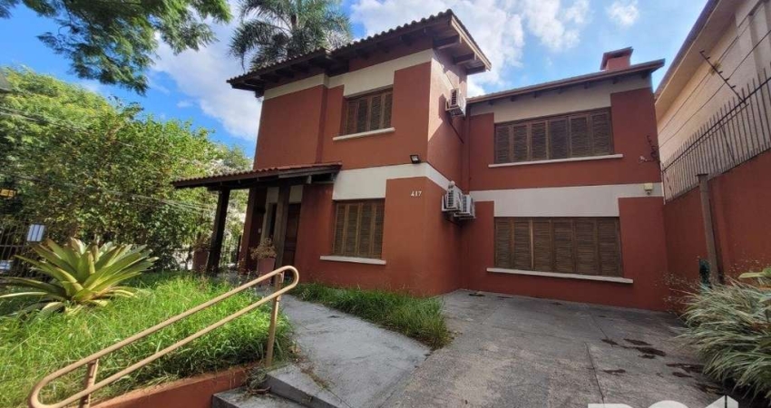 Casa tipo sobrado, com 4 dormitórios no bairro Petrópolis. Desocupada. Terreno com 431 m2 (13,20 x 32,65), de esquina, em ótima localização, a 100 metros da Tarso Dutra/Terceira Perimetral, próximo à 