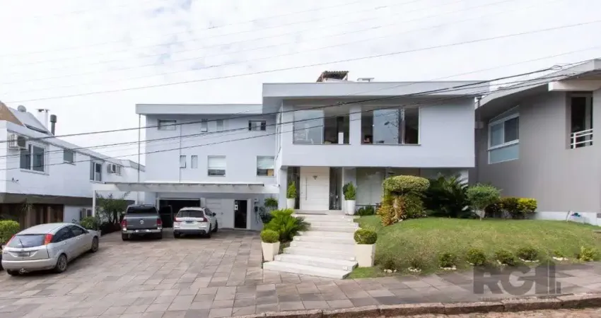 Casa em condominio . com 6 suites, sendo 3 suítes master com closet e hidro.