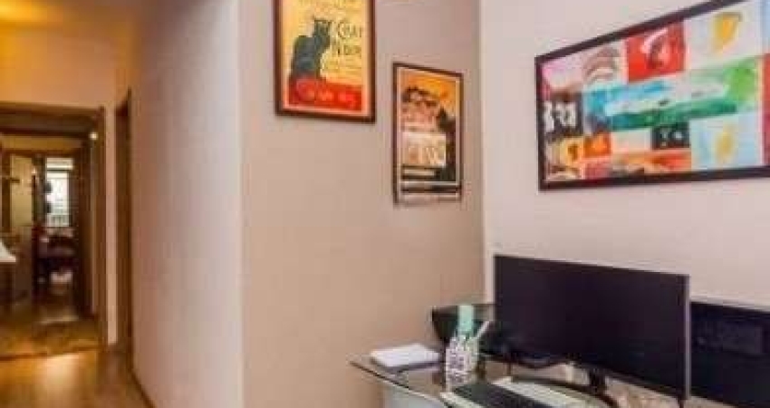 Excelente apartamento no bairro Farroupilha, com 2 quartos, sendo 2 suítes, e 3 banheiros no total, todo reformado com duas suites e closet. Tem como fazer o terceiro quarto. Hidráulicas e eletrica to