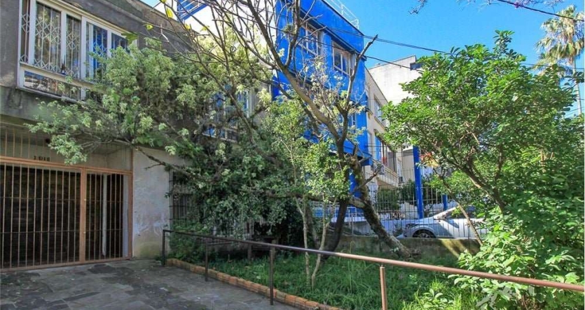 Sobrado com 262m² em terreno 8,60m x 24,00m na Av Protásio Alves, nas proximidades da Av. Montenegro. Necessita reforma ou até mesmo uma nova construção com grande potencial para loja, com vagas de es