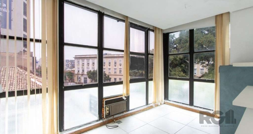 Oportunidade imperdível! Conjunto/sala à venda no Uarumã, localizado na Praça Dom Feliciano, no coração do Centro Histórico de Porto Alegre.&lt;BR&gt; Este espaço de 35,03 m² de área privativa é ideal