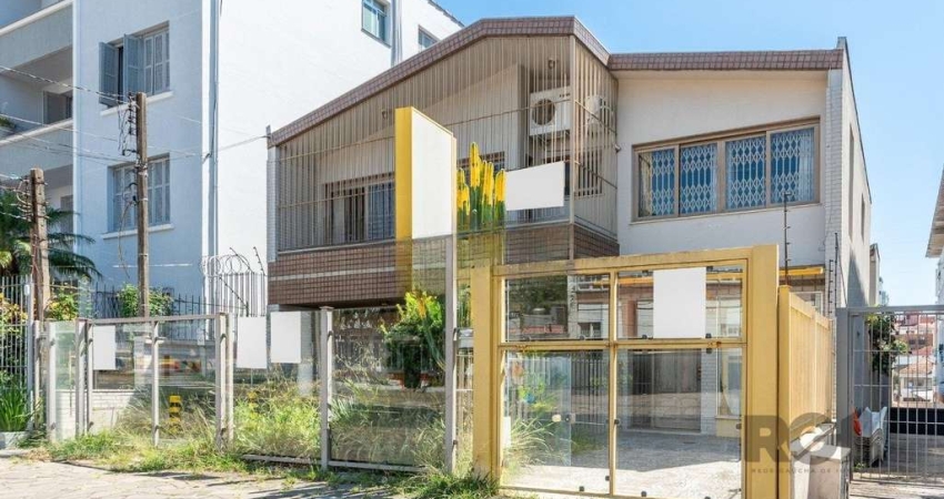 Casa Mista, Semi mobiliada no  bairro Petrópolis - 536M² - 6 quartos, 3 vagas, 4 suítes, lareira e sacada, Churrasqueira...&lt;BR&gt;&lt;BR&gt;Imóvel com grande potencial para uso tanto residencial qu