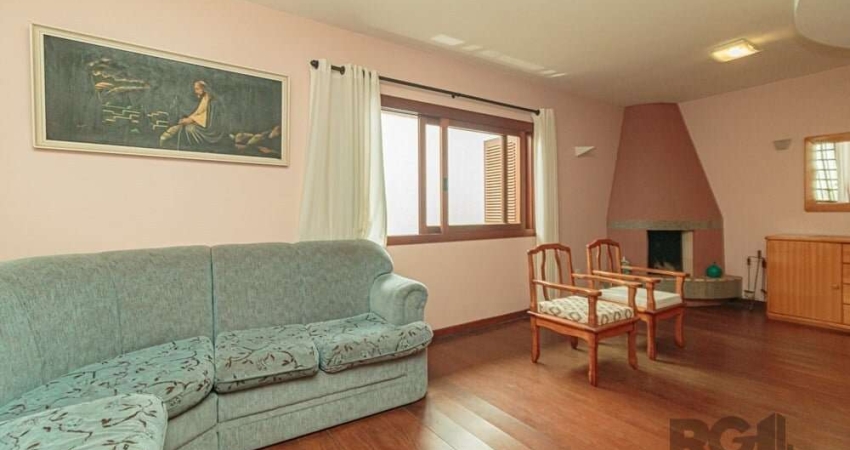 Casa térrea com 213 m² privativos, uma edícula completa com churrasqueira e lavanderia, vaga coberta para 3 carros, no bairro Chácara das Pedras. O imóvel está contemplado, com um pátio amplo, tanto n