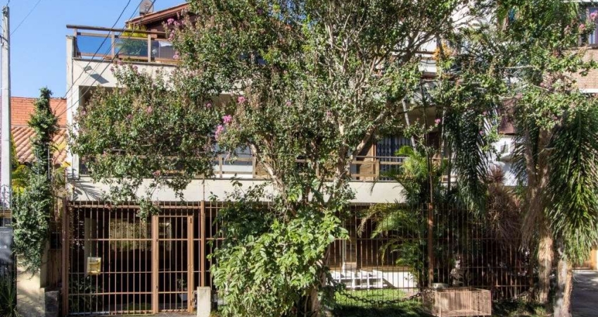 Excelente  Cobertura com ótima localização no bairro Medianeira, com 4 dormitórios, sendo um com suíte, 3 banheiros, sacada, sala de estar bem iluminada com lareira. Possui também churrasqueira e no t