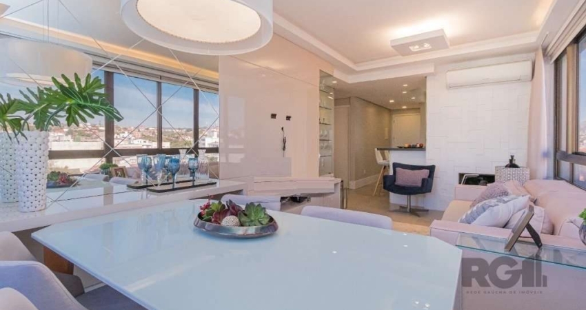 Lindo apartamento semi mobiliado com dois dormiitórios sendo uma suíte, possui living para 2 ambientes com lareira e cozinha gourmet com churrasqueira.&lt;BR&gt;Andar alto com ótima posição solar.&lt;