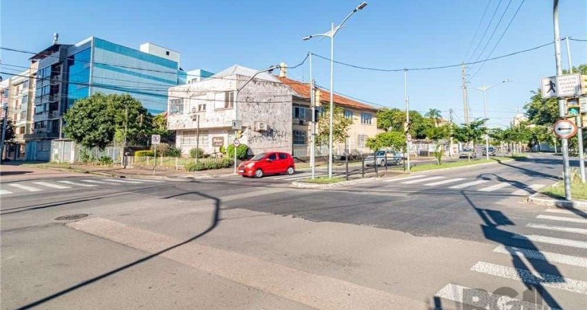 Prédio comercial, com 8 salas, 3 banheiros, 6 vagas de automóvel, em esquina da Alvares Cabral, com Visconde de Macaé, em local com alto fluxo de veículos, próximo do Shopping Wallig, Assis Brasil, Ho