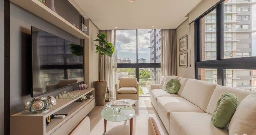 Apartamento de 109m², mobiliado, 3 dormitórios, 3 banheiros, 2 suítes, living de 2 ambientes, cozinha americana planejada e equipada com armários e elétros, área de serviço separada, churrasqueira, 2 