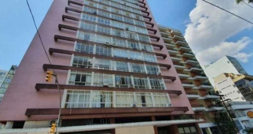 Semi mobiliado. Desocupado , frente,  orientação solar leste, localização impar, próximo ao hospital Moinhos de Vento, farmácias e mercados.&lt;BR&gt;3 Dormitórios (1 suite), banho social, living 2 am