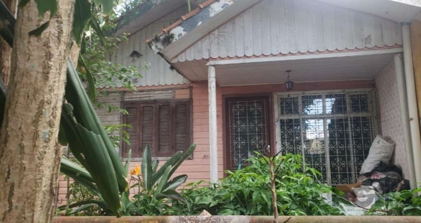 Casa de madeira no bairro partenon de 56 m2 (sem condições de reforma), num terreno de 222,94 m2 (8,90 x 25,05) a uma quadra da av. Bento Gonçalves, lugar tranquilo e, próximo aos recursos do bairro.
