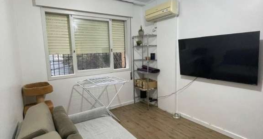 Excelente apartamento à venda no Centro Histórico de Porto Alegre.&lt;BR&gt;&lt;BR&gt;Localizado na Rua DEMETRIO RIBEIRO, o imóvel foi recentemente reformado, inclusive hidráulica e elétrica.&lt;BR&gt