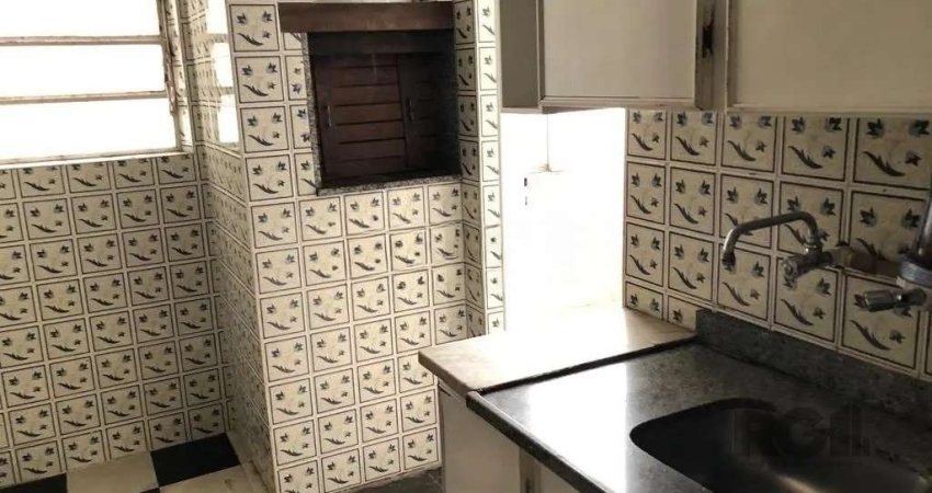 Apartamento amplo de frente com 102,71m² privativos, hall de entrada, 2 quartos, sala para 2 ambientes com sacada, ampla copa cozinha com churrasqueira e armário embutido, dependência de empregada com