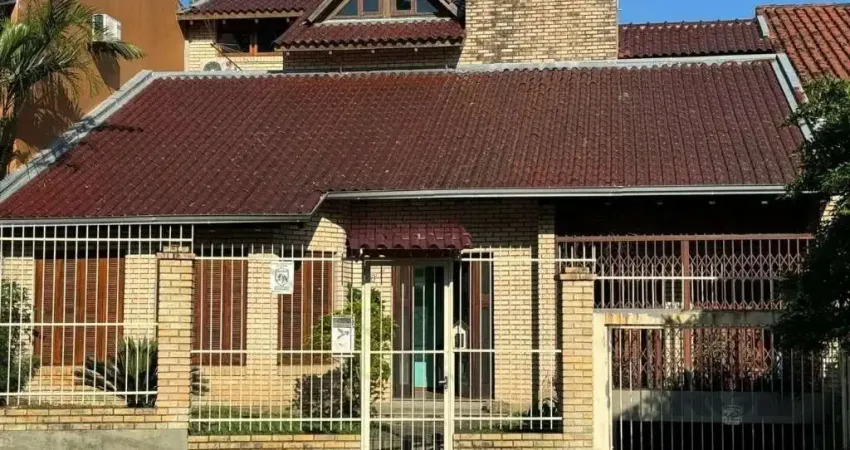 Maravilhosa casa com terreno de 372m² e 4 pavimentos. &lt;BR&gt;No subsolo, um apartamento independente de 1 dormitório e garagem para até 4 carros. No térreo e 1º pavimento, área social e íntima com 