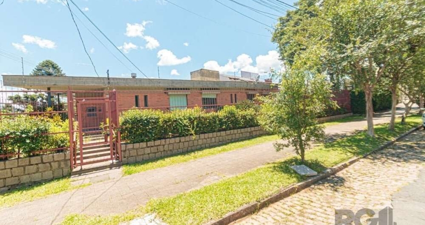 Casa de Esquina no Bairro Chácara das Pedras! Localizada na Matias José Bins, na divisa com o bairro Três Figueiras, esta residência é perfeita para quem busca conforto, espaço e praticidade em uma re
