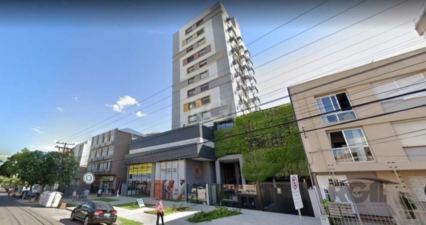 Apartamento semimobiliado, 2 dormitórios sendo 1 suíte, living 2 ambientes, banheiro social, cozinha americana com churrasqueira, área de serviço. &lt;BR&gt;Andar alto, bem iluminado e ensolarado com 