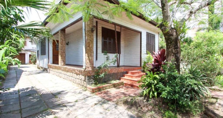 Casa mista com 4 dormitórios, 2 banheiros, 1 lavabo e 3 vagas a uma quadra da Av. Guaíba
