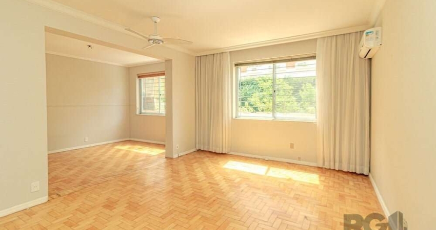 Descubra o encanto de viver em um apartamento de 2 dormitórios com possibilidade de 3 dormitórios e 2 banheiros, localizado em um edifício antigo, na rua Miguel Tostes, Rio Branco, Porto Alegre. Este 