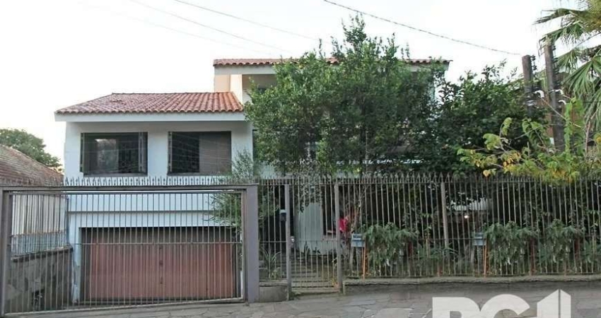 Casa de Alvenaria 5 dormitórios, 450m² na Villa Ipiranga&lt;BR&gt;&lt;BR&gt;Andar nível rua: sala de estar 3 ambientes com grandes aberturas(janela) hall de entrada, lareira, sala de estar, gabinete e